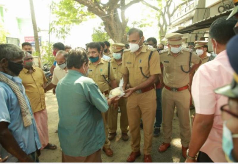 നിർധനരായ ആവശ്യക്കാർക്ക് പണം നൽകാതെ തന്നെ ഭക്ഷണം അതിൽ നിന്ന് എടുക്കാം.