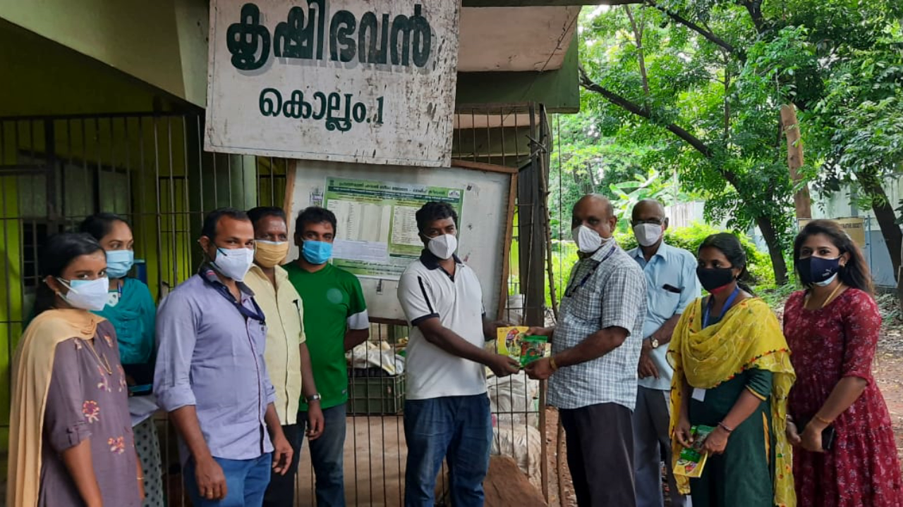 അഗ്രികൾച്ചർ ഫീൽഡ് ഓഫീസർ ശ്രീ. റ്റി.പ്രകാശ് കൃഷിജാഗരൺ മാസികയുടെ ലേഖകൻ അരുൺ.റ്റിയിക്ക് പച്ചക്കറി വിത്ത്‌ കിറ്റും ,സുരക്ഷിത പച്ചക്കറികൃഷിക്ക് ഒരു മാർഗ്ഗരേഖ എന്ന കൈപുസ്തകവും നൽകുന്നു