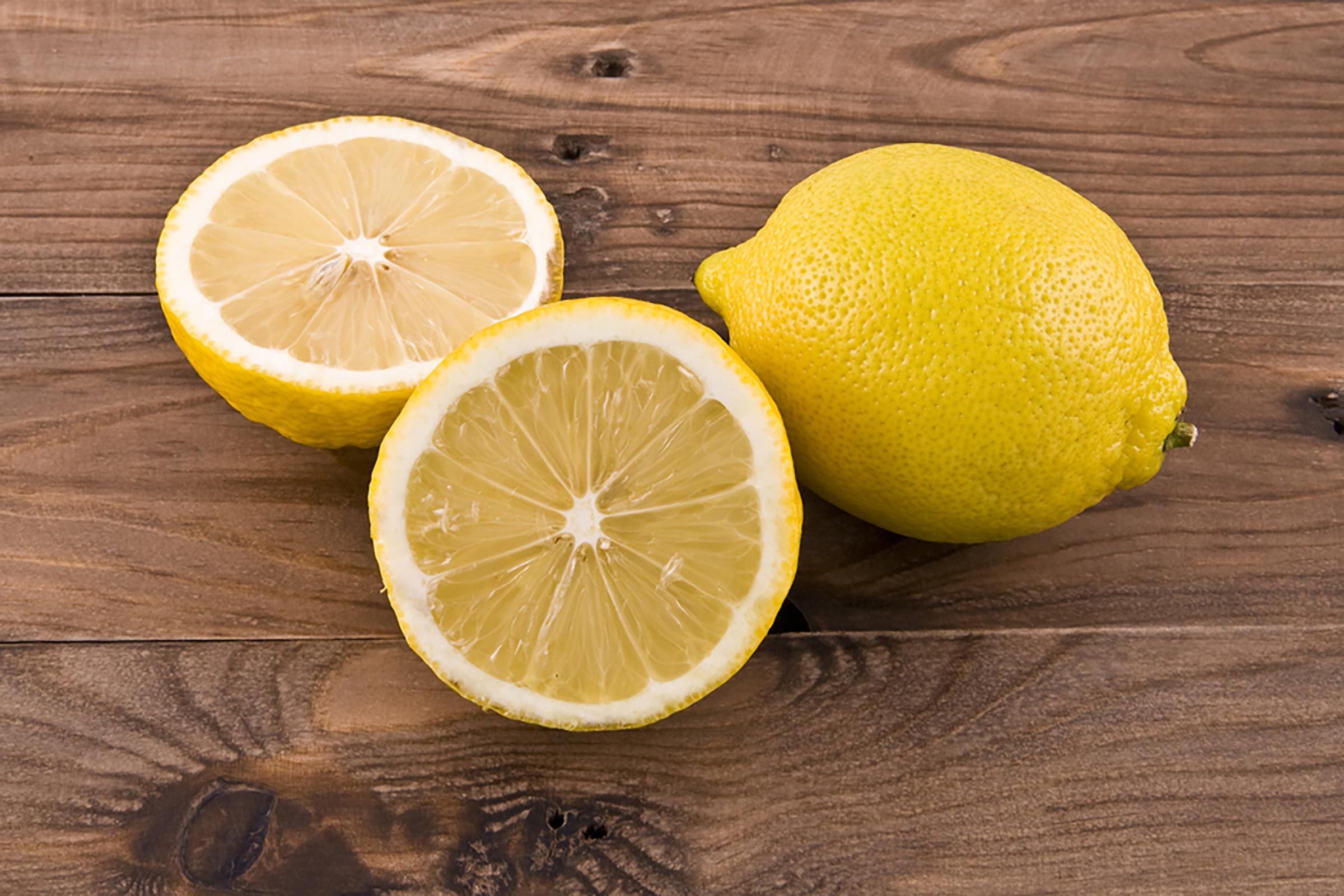 Dandruff treatment with lemon