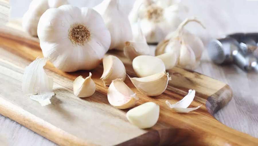 How to make a safe pesticide with garlic?