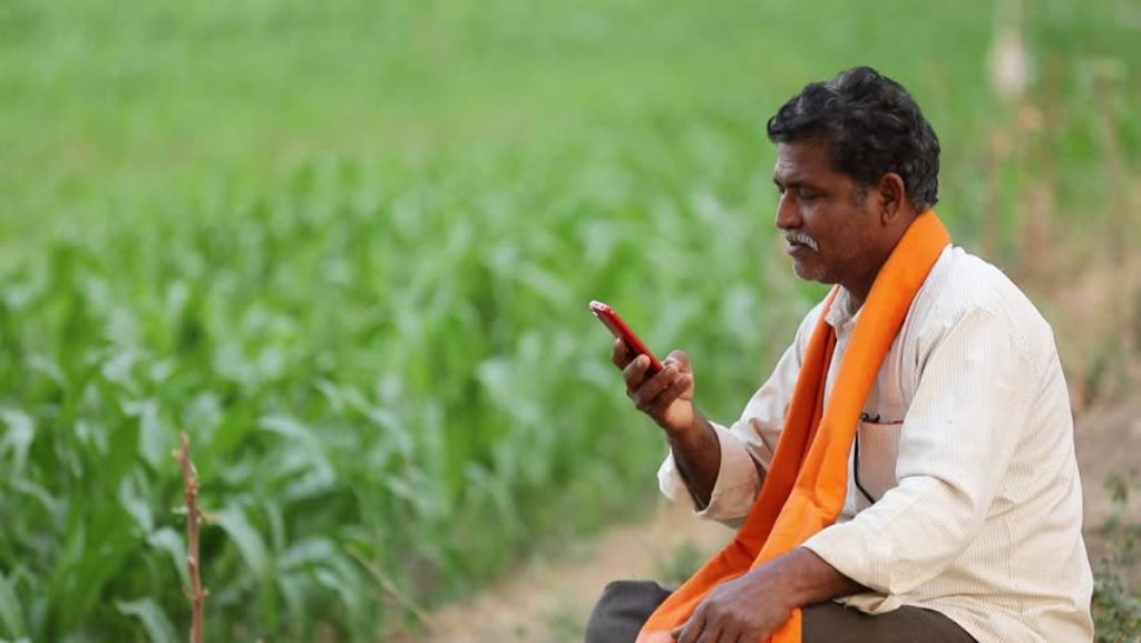 Good news for farmers! Government distributes smartphones to farmers