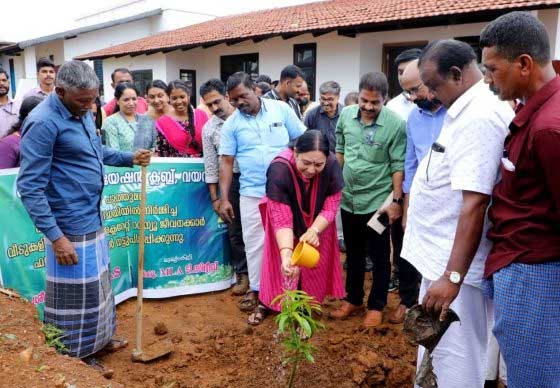 പഴവര്‍ഗ്ഗ ചെടികളുമായി റവന്യൂ ജീവനക്കാര്‍