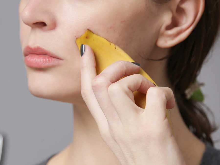 Black spots on the face can be easily removed with the peel of the Banana