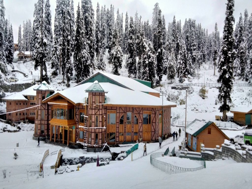 Kashmir's Gulmarg receives fresh new snowfall and rain