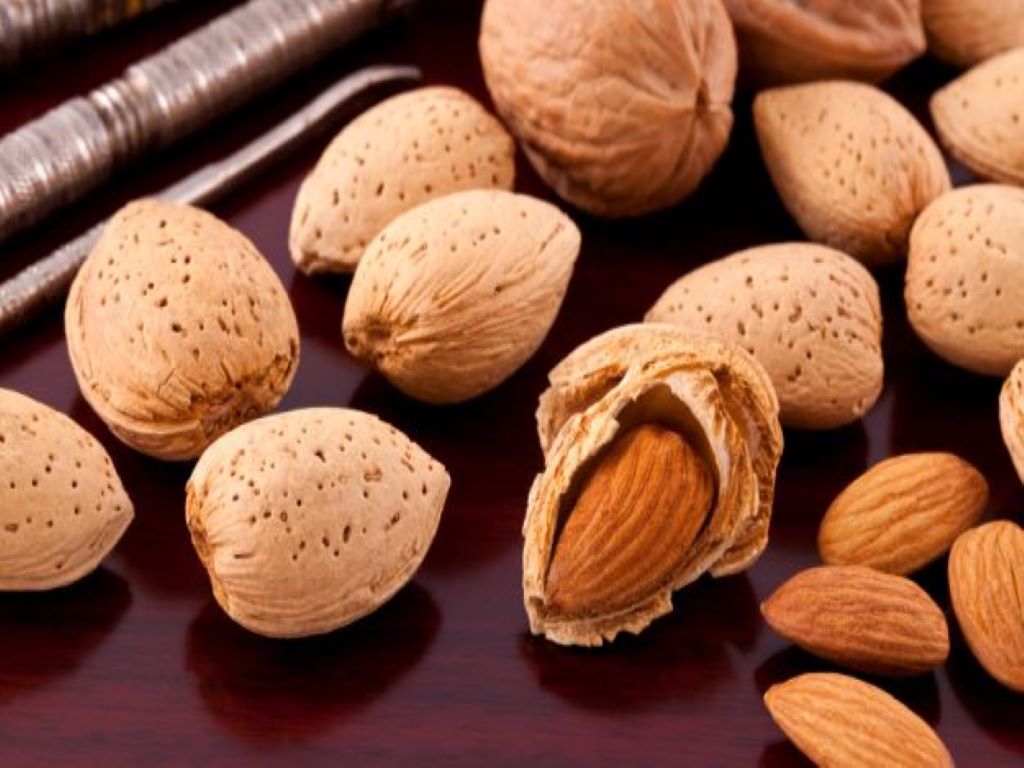 Almonds can helps to reduce calories