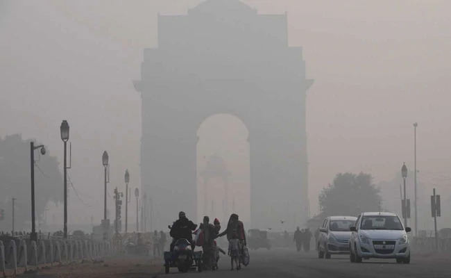 Delhi temperature falls down and fog covers the capital