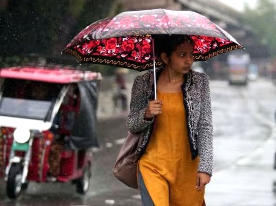 Monsoon intensifies in Kerala, Red Alert in two districts of Kerala