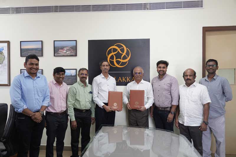 'Signing of MoU with IIT, Palakkad. Prof A. Seshadri Sekhar, Director, IIT, and Dr. Santhakumar along with CTCRI director Dr. G. Byju are seen'.