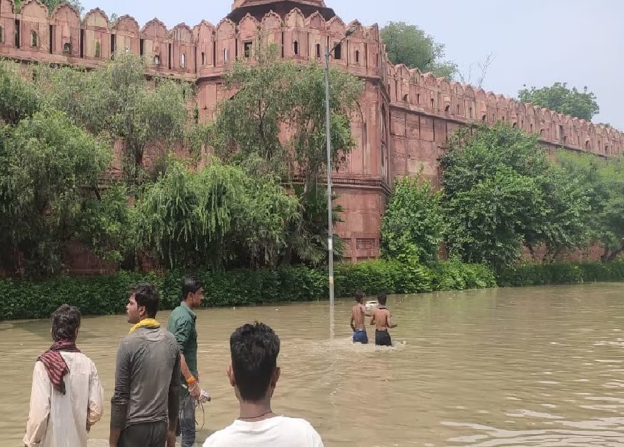 Delhi Flood alert: Water enters to Rajghat, ITO