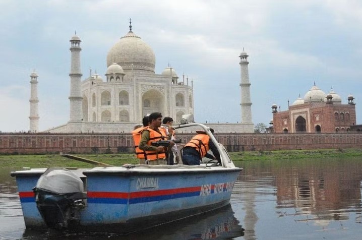 Yamuna Water entered Taj Mahal's Garden