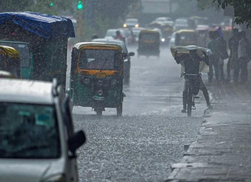 Due to heavy rainfall waterlogs in places of Delhi