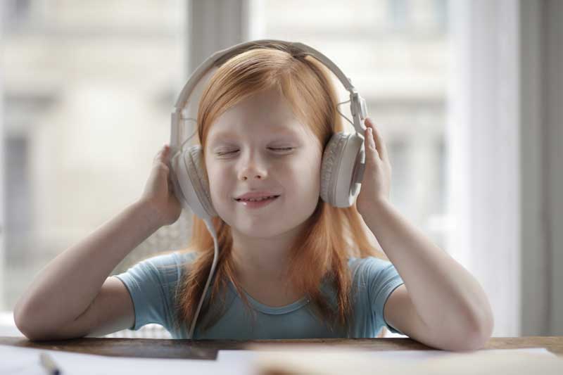 Which one is harmful to ear health? Earphone or headset?