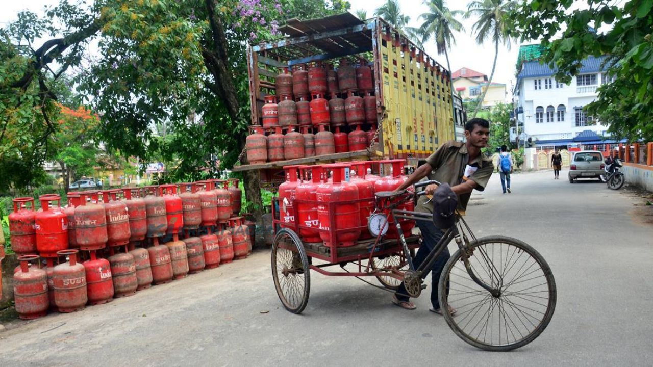 Ujjwala Scheme: 1650 കോടി രൂപയ്ക്ക് 75 ലക്ഷം കണക്ഷനുകൾ പാവങ്ങൾക്ക്!!