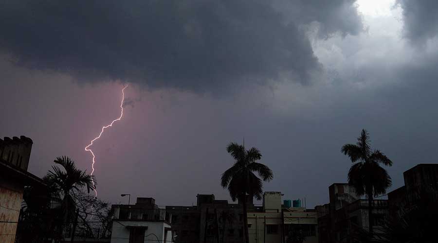 Weather Report: Rain with thunder and lightning is likely at isolated places in Kerala