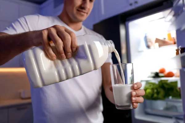 Health benefits of drinking milk before going to bed at night