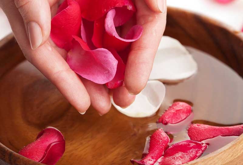 Use rose petals this way for beautiful and glowing skin