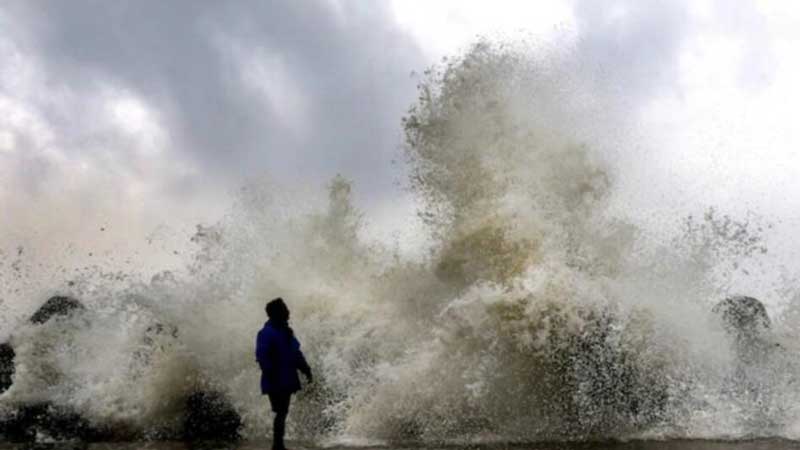 Probability of high waves and storm surges; Fishermen alert