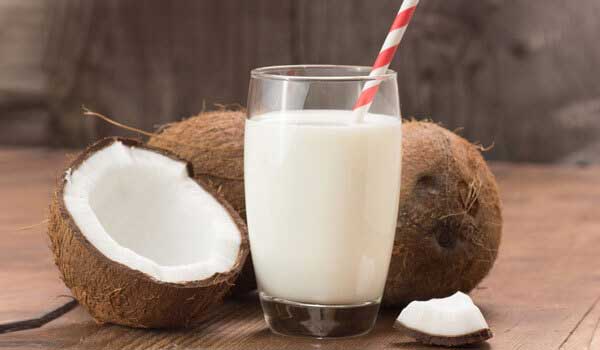 Coconut milk to maintain hair and skin beauty