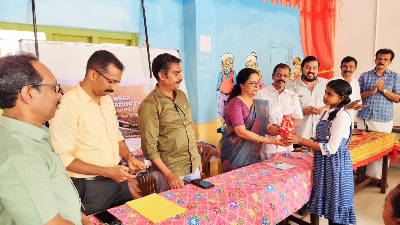 ഒരു വിദ്യാർത്ഥിക്ക് നെല്ലിമരതൈ നൽകി കൊണ്ട് മെഗാ പ്ലാൻ്റേഷൻ ഡ്രൈവ് പ്രോജക്ടിൻ്റെ ജില്ലാതല ഉദ്ഘാടനം ഉദ്ഘാടനം ഡിസ്ട്രിക്ട് ലീഗൽ സർവീസ് അതോറട്ടി സെക്രട്ടറിയും സബ് ജഡ്ജുമായ ജിഷ മുകന്ദൻ നിർവ്വഹിച്ചു