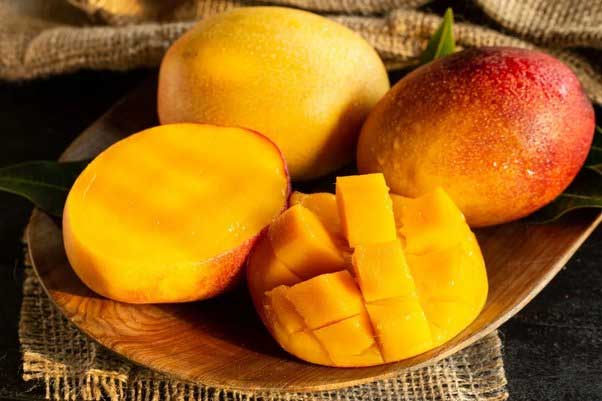 These health benefits of eating mangoes without peeling them!