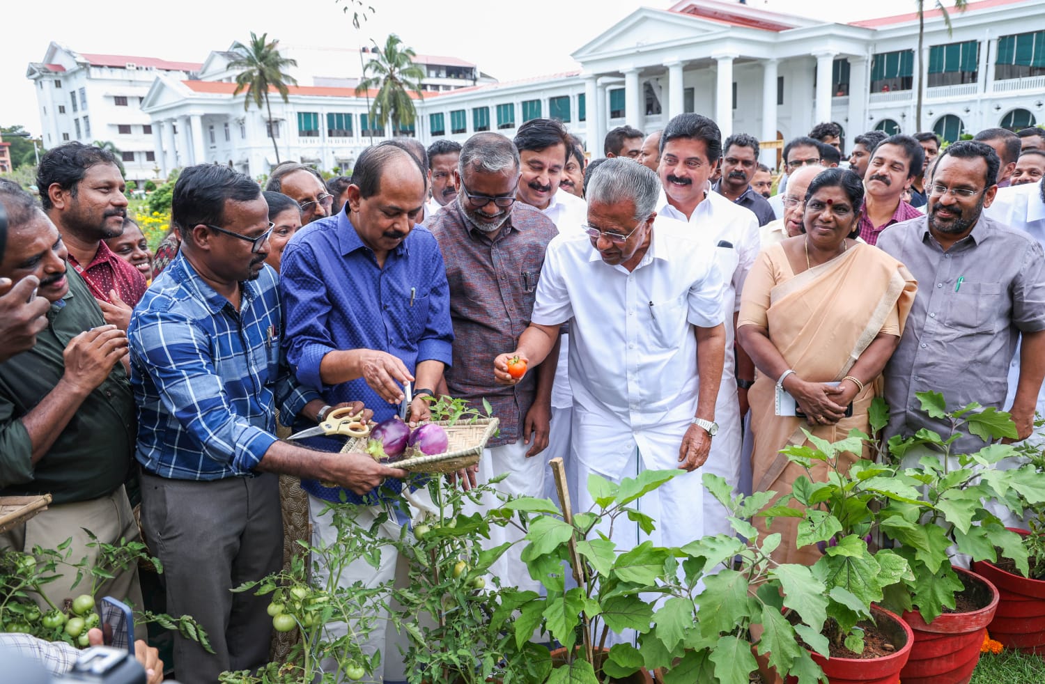 സെക്രട്ടേറിയറ്റ് അങ്കണത്തിൽ വിളഞ്ഞ പച്ചക്കറിയുടെയും പൂക്കളുടെയും വിളവെടുപ്പ് ഉദ്ഘാടനം ബഹു. മുഖ്യമന്ത്രി പിണറായി വിജയൻ നിർവ്വഹിച്ചു