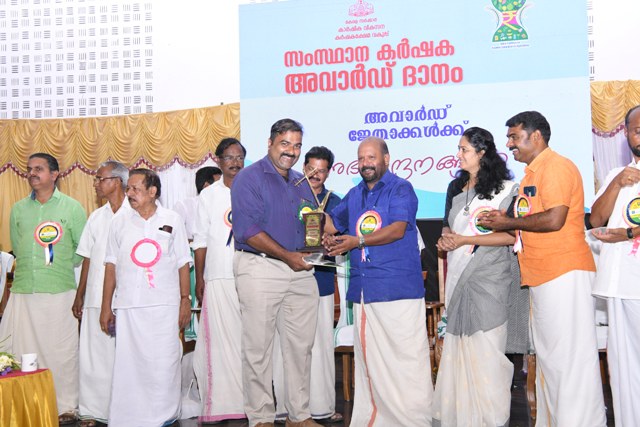 Tom George receiving award from Minister V.S.Sunil kumar
